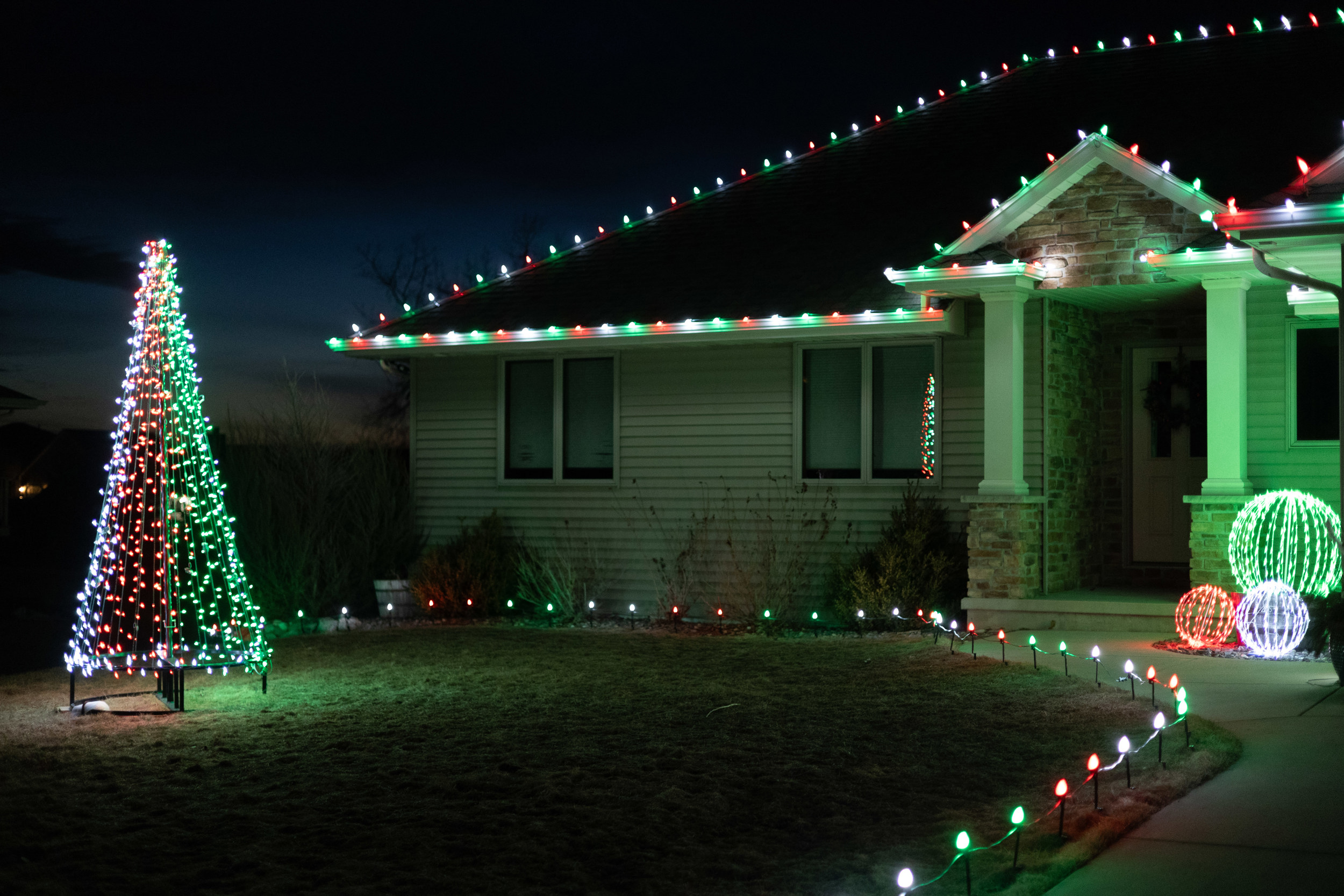 1121_pgcreativeswi.com christmas lighting near me